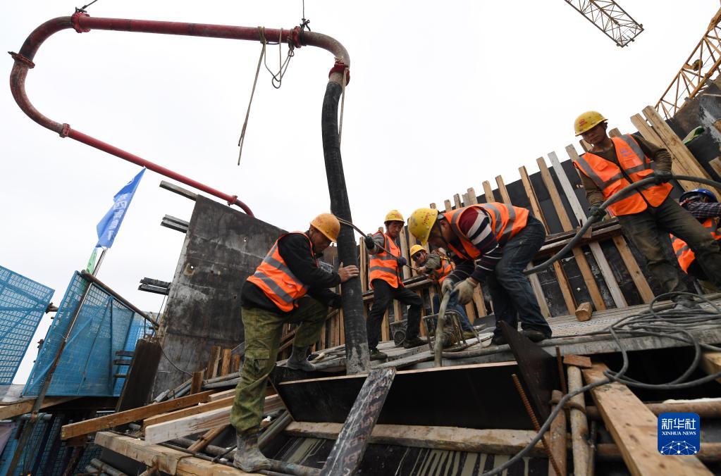 广西：上横高速公路西津郁江特大桥主塔封顶