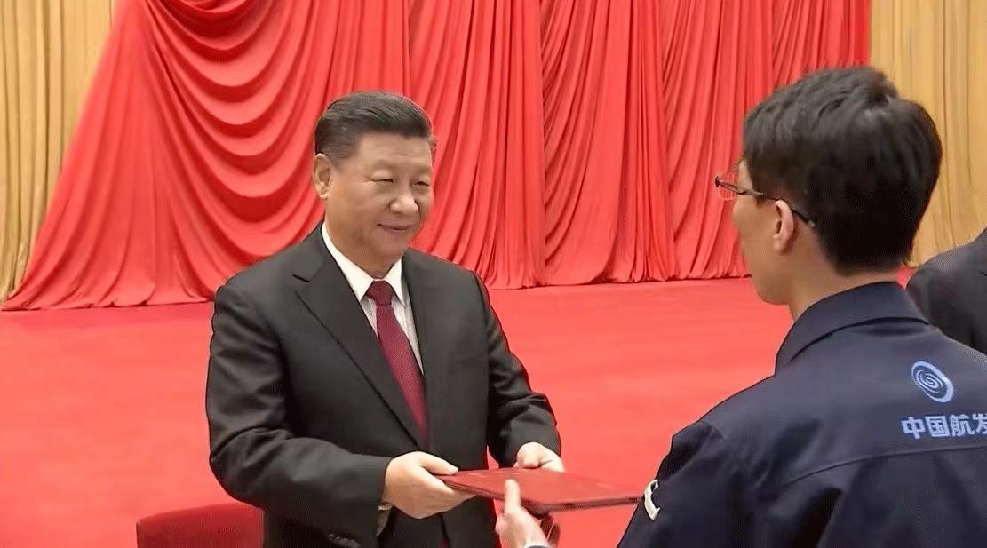 时政微观察丨“我们的根扎在劳动人民之中”