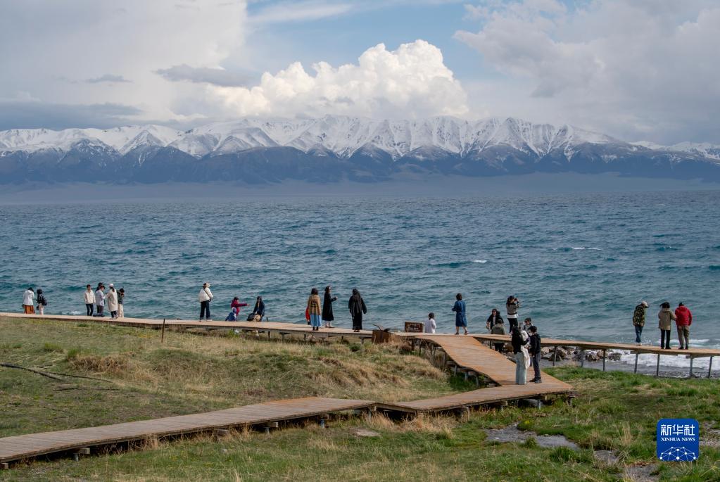 初夏赛里木湖美如画