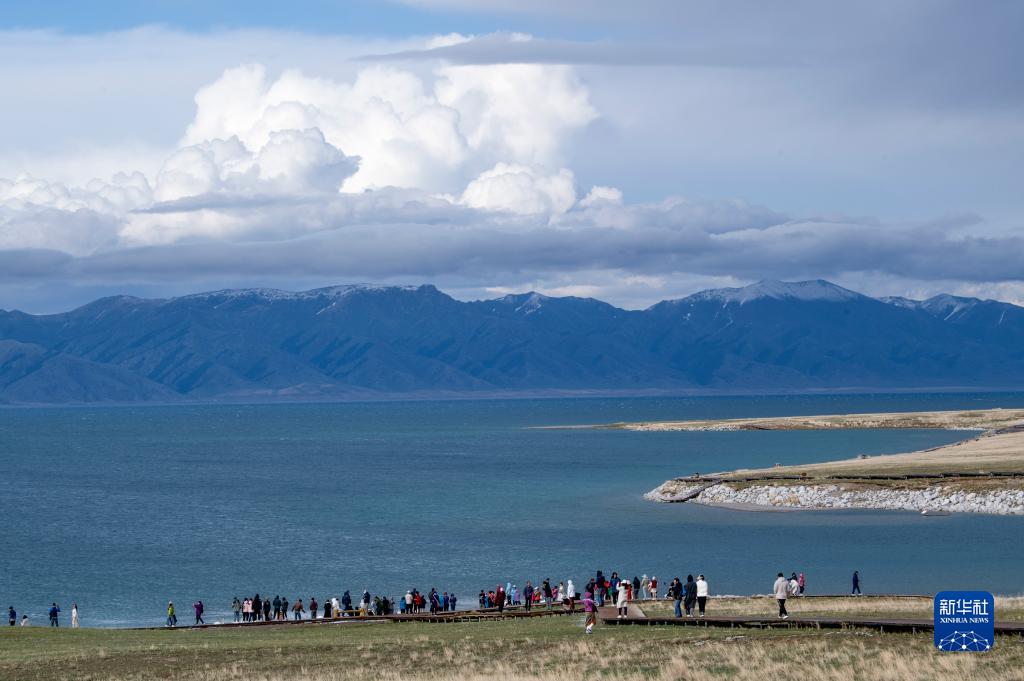 初夏赛里木湖美如画