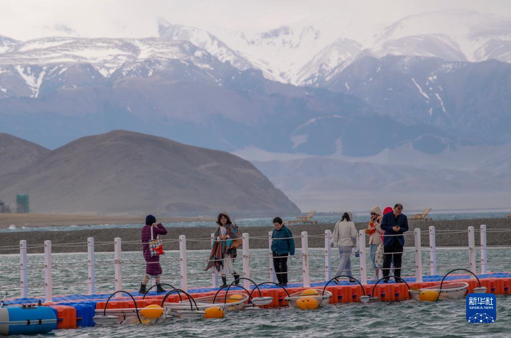 初夏赛里木湖美如画