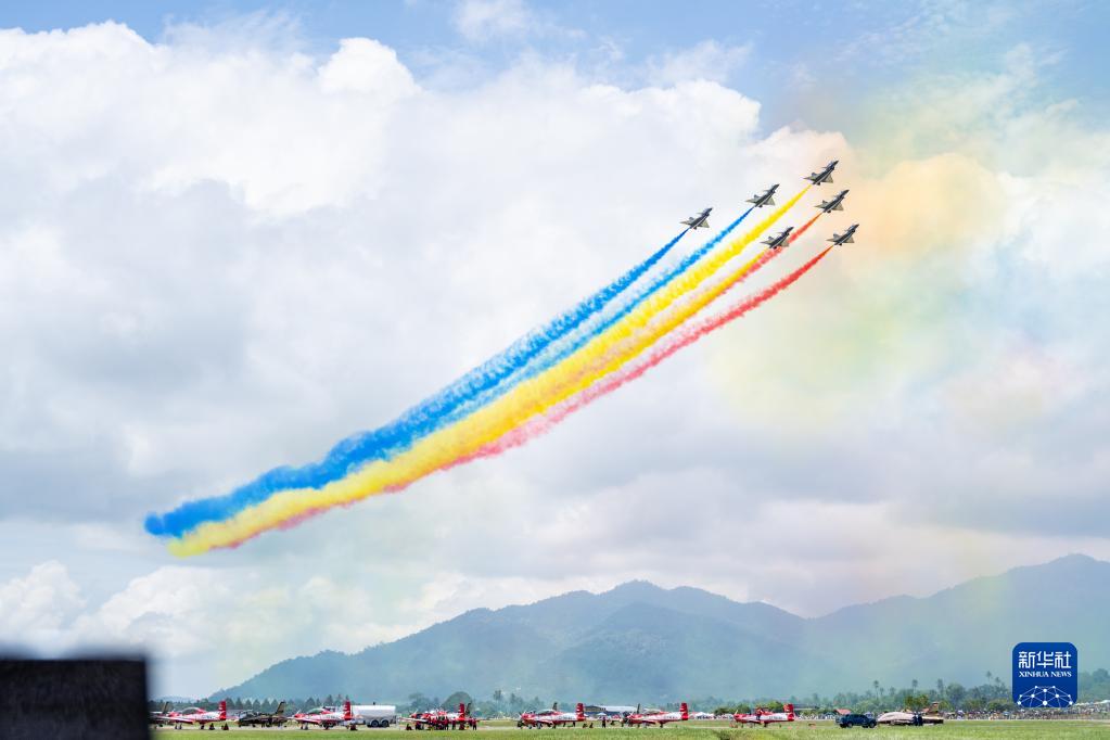 空军八一飞行表演队在马来西亚兰卡威表演
