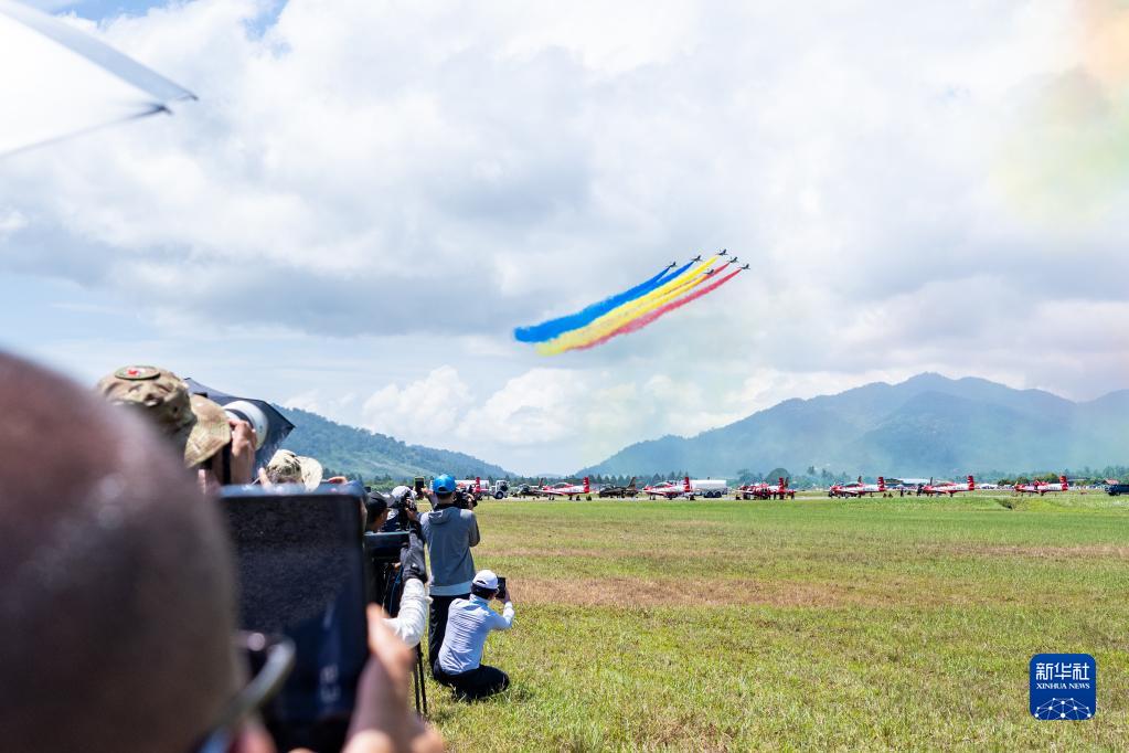 空军八一飞行表演队在马来西亚兰卡威表演