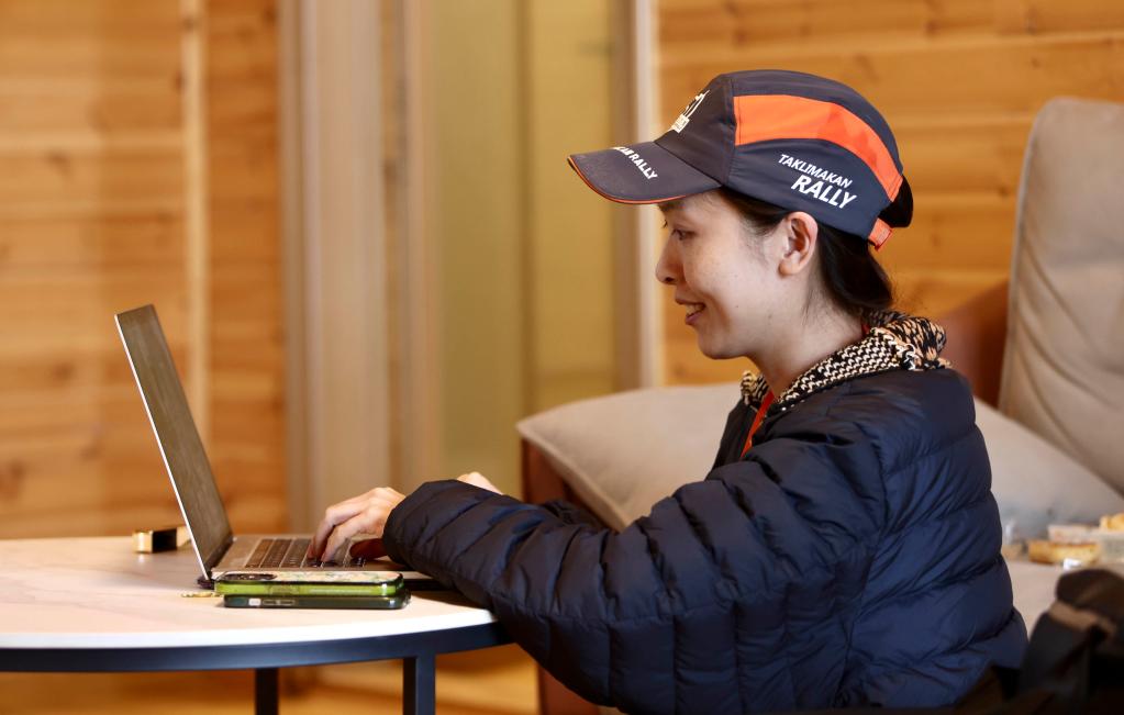 环塔那些人 | 不喜欢赛车，却独爱环塔——环塔拉力赛志愿者里的“老人”王鸿儒