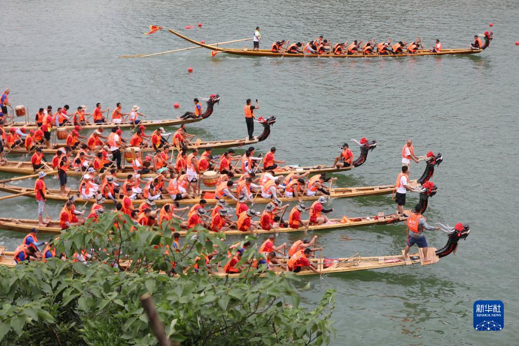 划龙舟迎端午