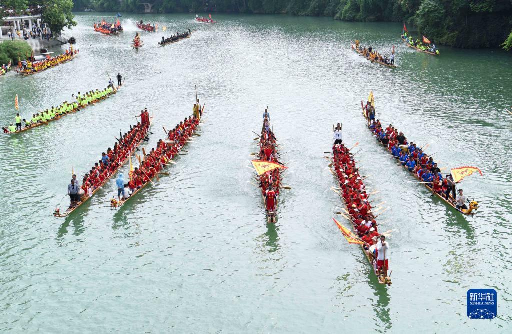 划龙舟迎端午