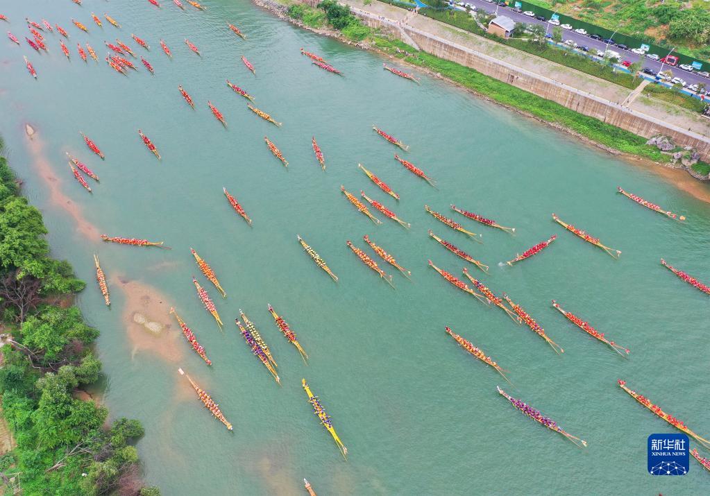 划龙舟迎端午 划龙舟迎端午