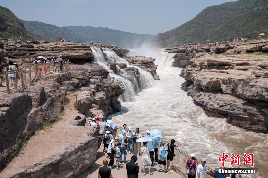 黄河壶口瀑布现清流飞瀑景观