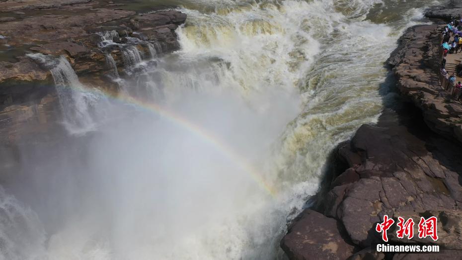 黄河壶口瀑布现清流飞瀑景观