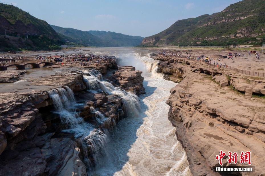 黄河壶口瀑布现清流飞瀑景观
