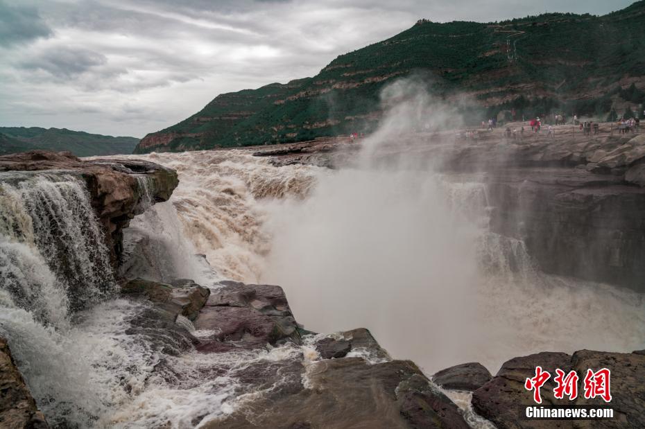 黄河壶口瀑布现清流飞瀑景观