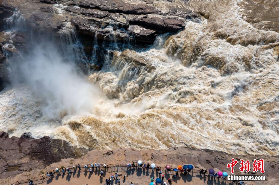黄河壶口瀑布现清流飞瀑景观