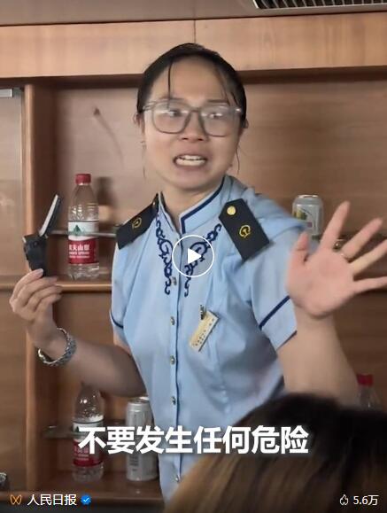 列车因暴雨滞留，乘务员哽咽安抚旅客