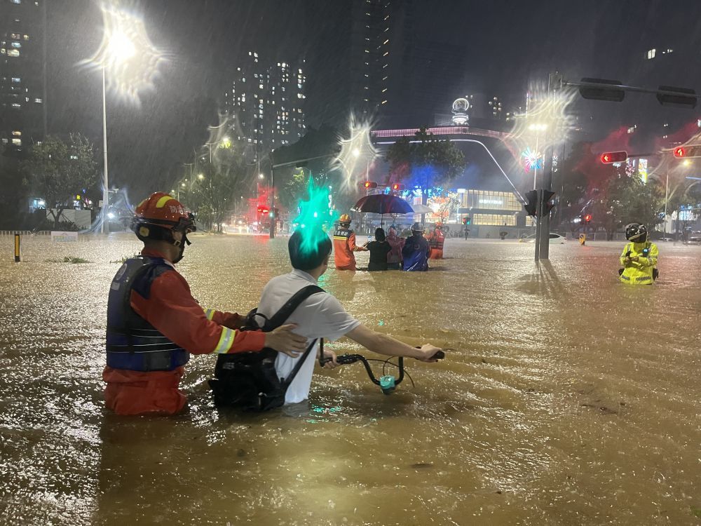 暴雨来袭，聚力守家园——深圳防汛救灾一线全景扫描