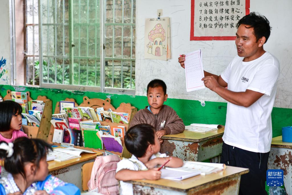 大山“微小学”的“守山人”