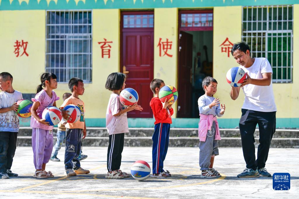 大山“微小学”的“守山人”