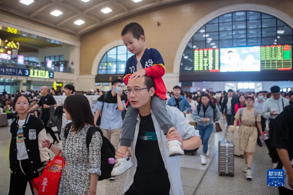 新华全媒+丨各地铁路部门迎来国庆出行高峰