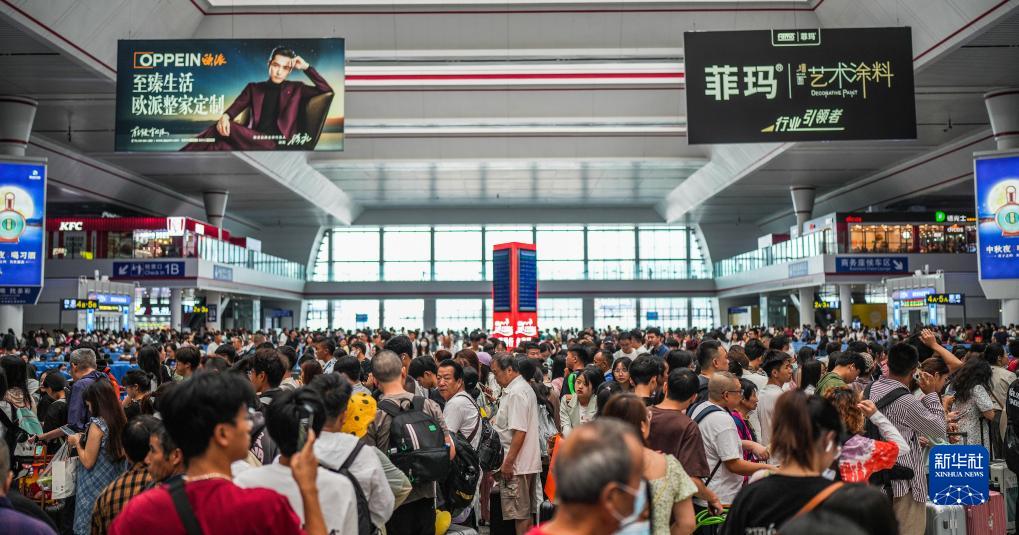 新华全媒+丨各地铁路部门迎来国庆出行高峰