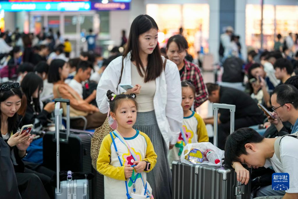 新华全媒+丨各地铁路部门迎来国庆出行高峰