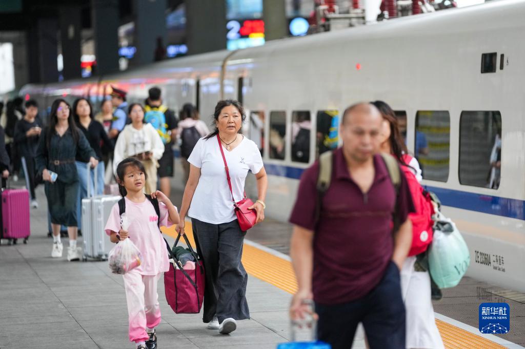 新华全媒+丨各地铁路部门迎来国庆出行高峰