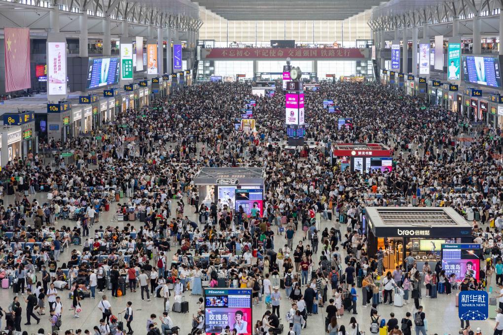 新华全媒+丨各地铁路部门迎来国庆出行高峰