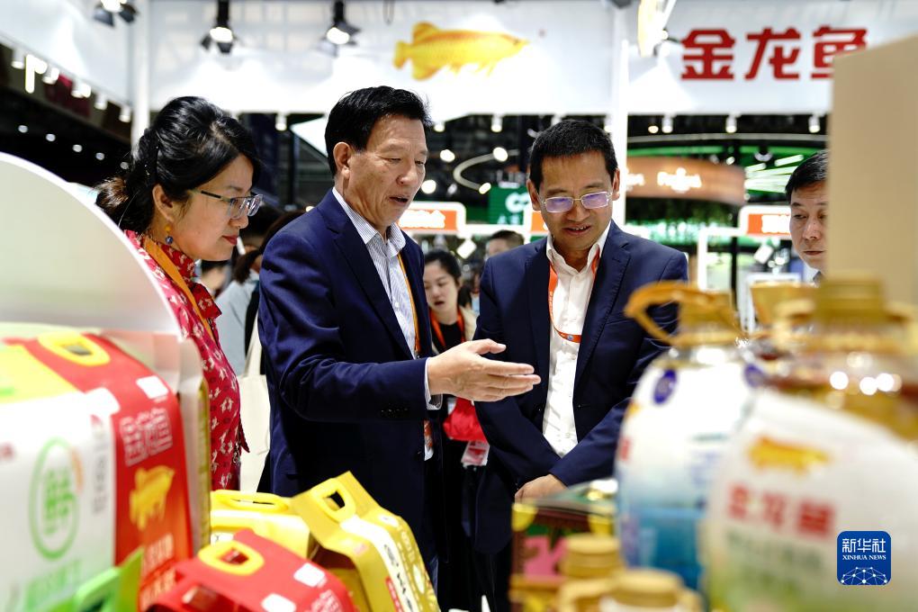 第六届进博会丨进博会上的“头回客”和“回头客”