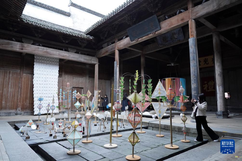 安徽黄山:古祠堂里的纸工艺展