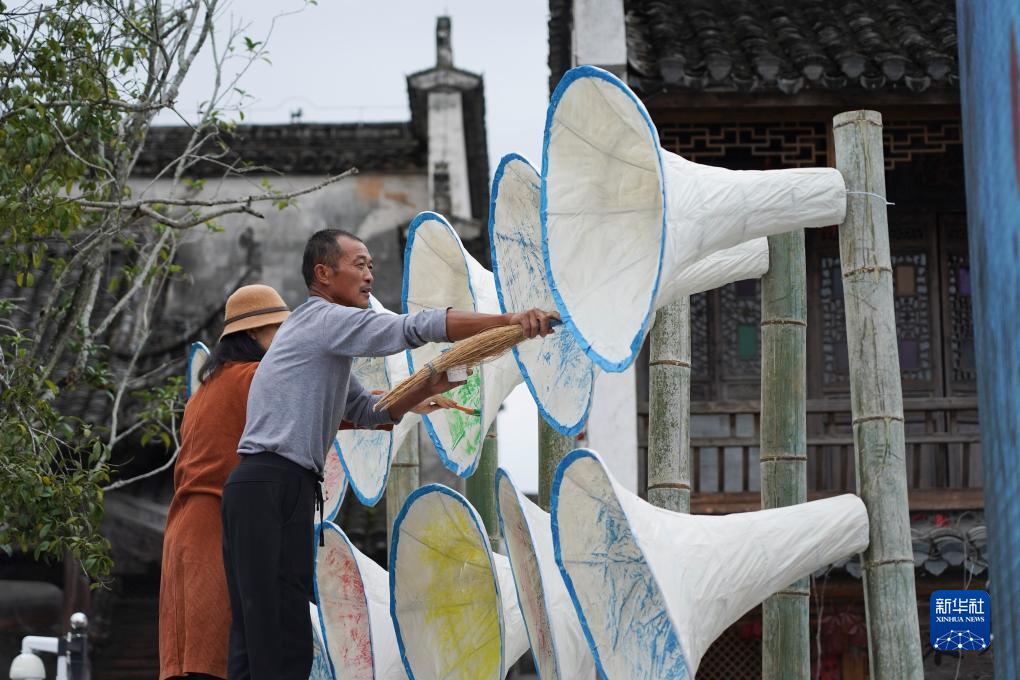 安徽黄山:古祠堂里的纸工艺展