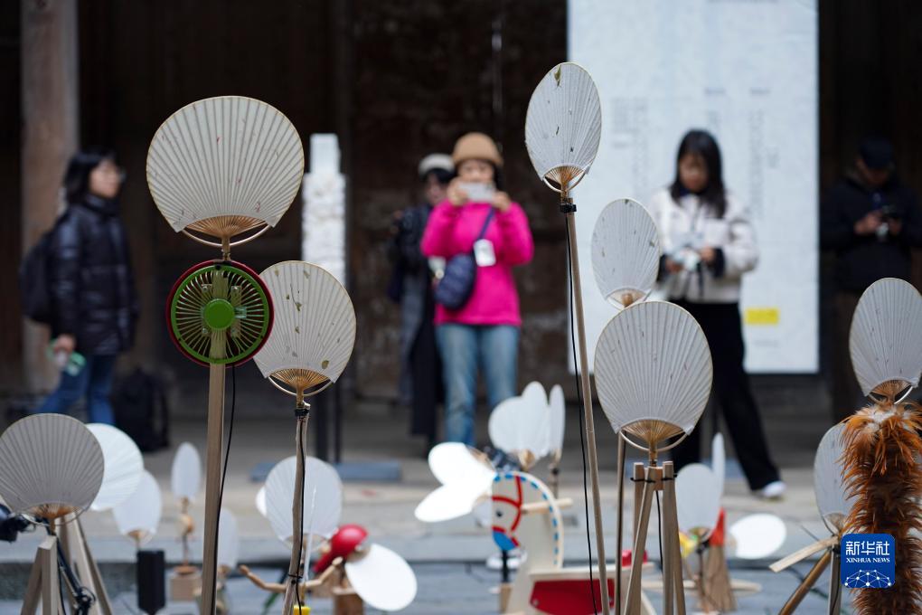 安徽黄山:古祠堂里的纸工艺展