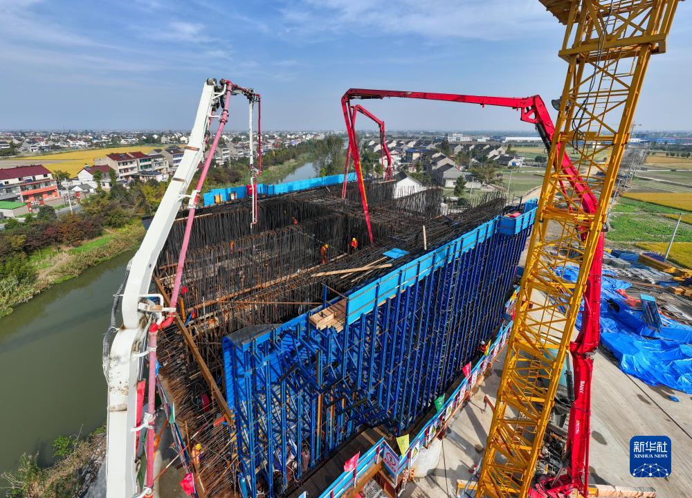 沪渝蓉高铁泰州段最大跨度连续梁拱全面开建