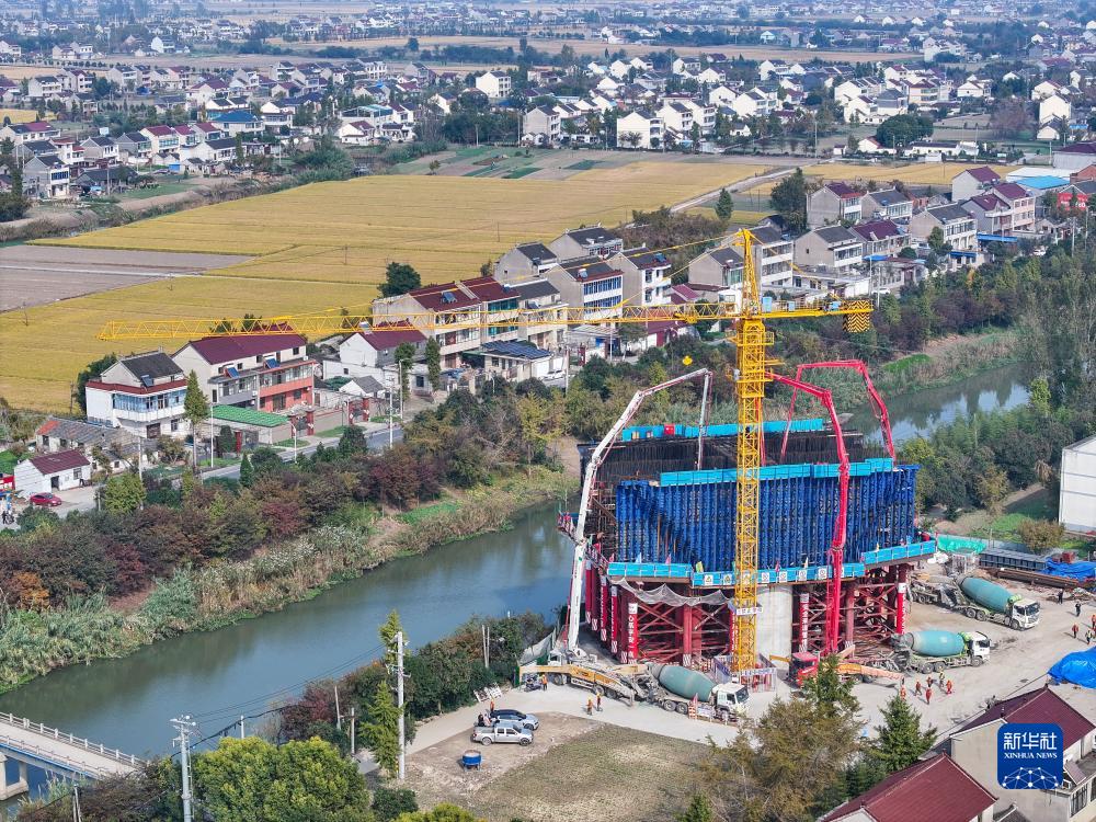 沪渝蓉高铁泰州段最大跨度连续梁拱全面开建