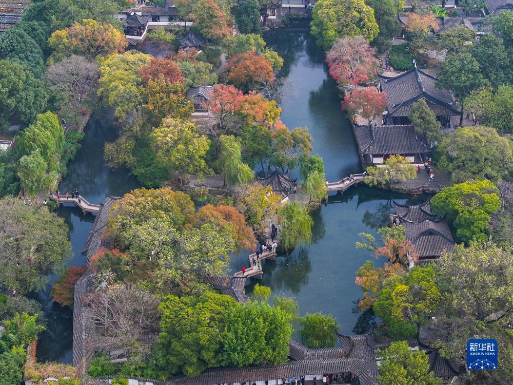 苏州拙政园：色彩斑斓引客来