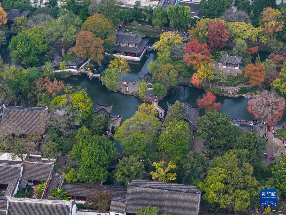 苏州拙政园：色彩斑斓引客来