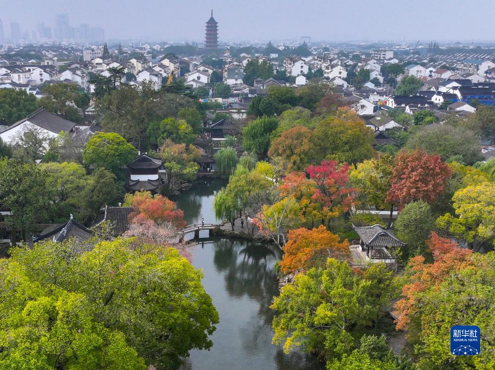 苏州拙政园：色彩斑斓引客来