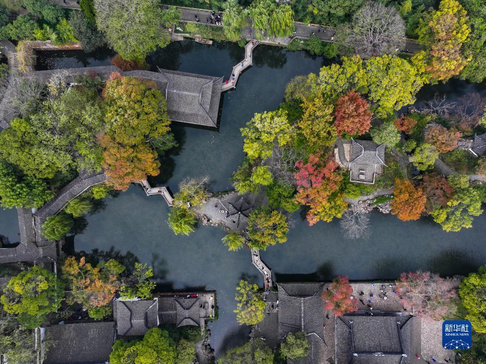 苏州拙政园：色彩斑斓引客来