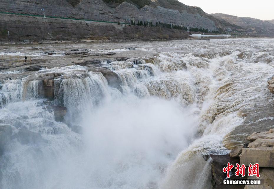 初冬壶口瀑布：湍流喷泻 白雾激起