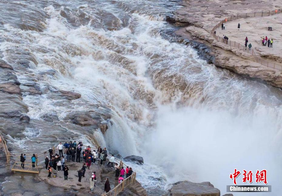 初冬壶口瀑布：湍流喷泻 白雾激起