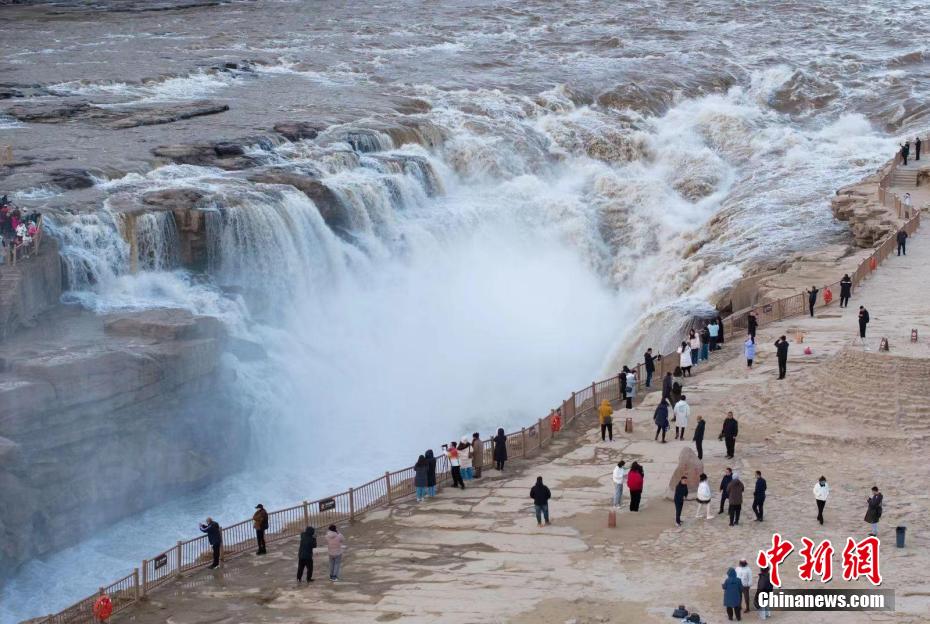 初冬壶口瀑布：湍流喷泻 白雾激起