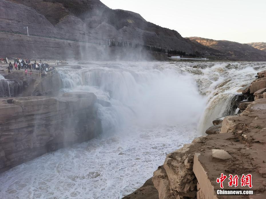 初冬壶口瀑布：湍流喷泻 白雾激起