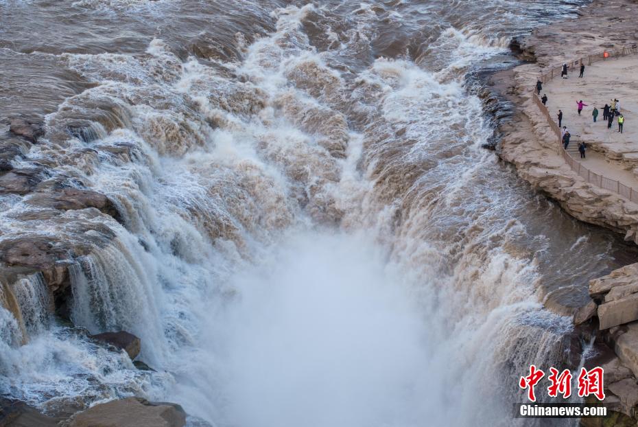 初冬壶口瀑布：湍流喷泻 白雾激起