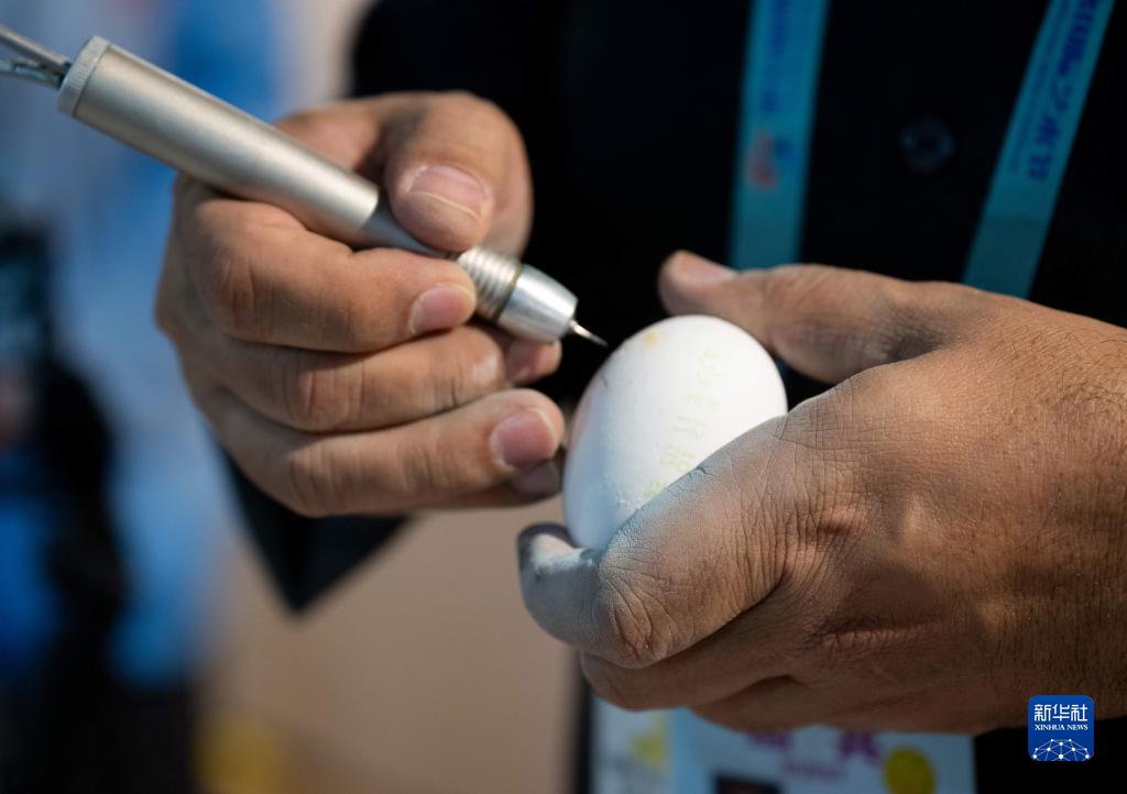 福建泉州:各国艺术家刀笔间展现“非遗”之美 福建泉州:各国艺术家刀笔间展现“非遗”之美