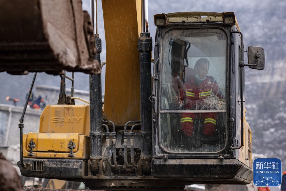 云南镇雄山体滑坡灾害救援继续推进 云南镇雄山体滑坡灾害救援继续推进