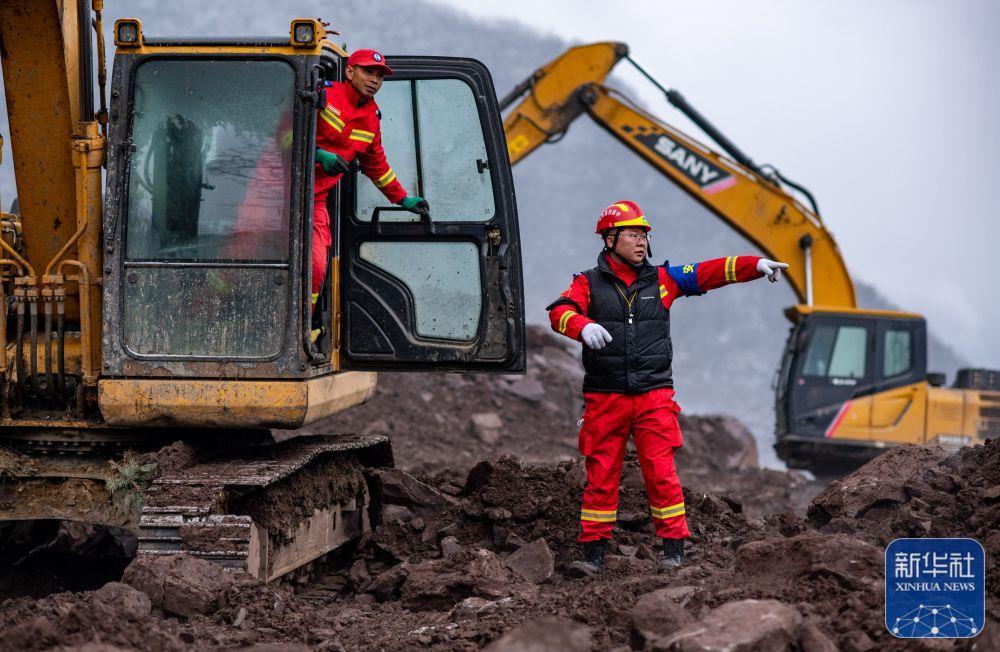 云南镇雄山体滑坡灾害救援继续推进 云南镇雄山体滑坡灾害救援继续推进