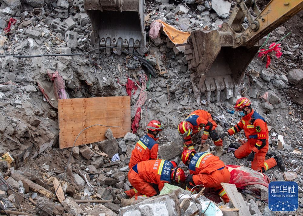 云南镇雄山体滑坡灾害救援继续推进 云南镇雄山体滑坡灾害救援继续推进