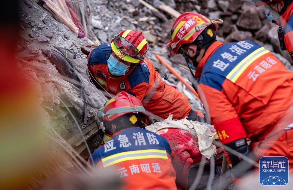 云南镇雄山体滑坡灾害救援继续推进 云南镇雄山体滑坡灾害救援继续推进