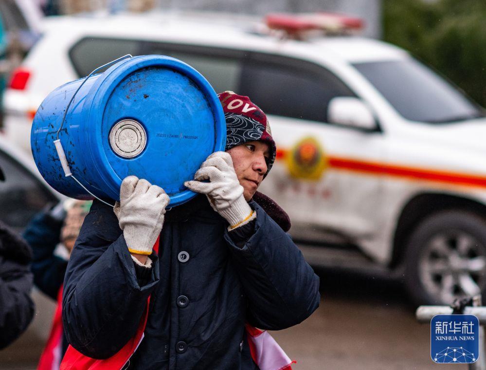 云南镇雄山体滑坡灾害救援继续推进 云南镇雄山体滑坡灾害救援继续推进