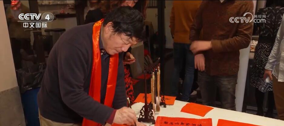 看春晚、写福字、同唱《茉莉花》 中国春节民俗出国更“出圈”