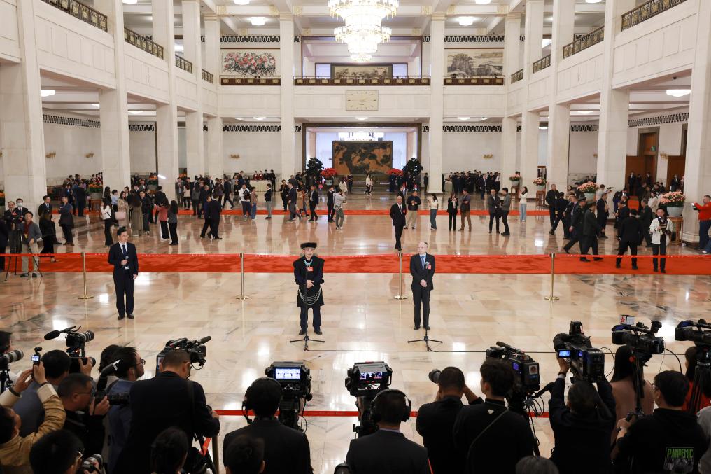 第三场“代表通道”集中采访活动举行