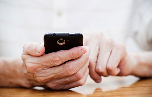 仰头玩手机能预防颈椎病吗