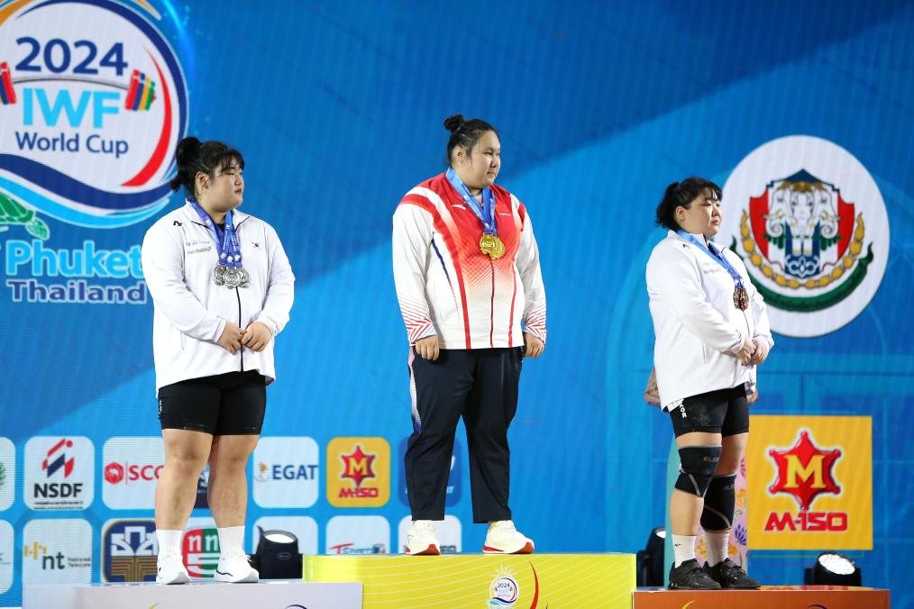举重世界杯：李雯雯囊括女子87公斤以上级三金